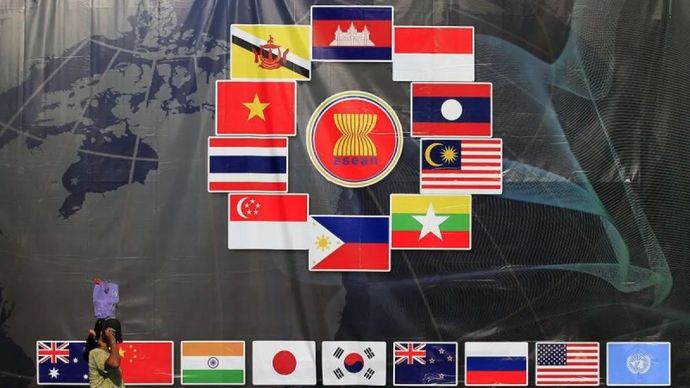 Arsip - Seorang pejalan kaki melintas di depan sebuah baliho bergambar logo ASEAN serta sejumlah bendera anggota negara-negara ASEAN dan negara mitra wicara di Jalan Bypass Ngurah Rai, Denpasar, Bali, Kamis, 7 Agustus 2025.