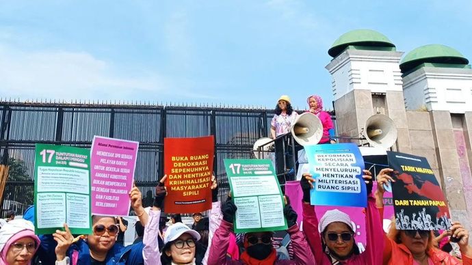 Sejumlah massa Aliansi Perempuan Indonesia membentangkan poster saat berunjuk rasa di depan Gedung DPR/MPR di Jakarta, Rabu, 3 September 2025.