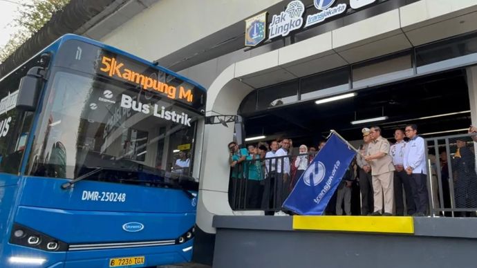 Gubernur DKI Jakarta Pramono Anung Wibowo meresmikan Halte Transjakarta Jaga Jakarta di kawasan Senen, Jakarta Pusat, Senin, 8 September 2025.