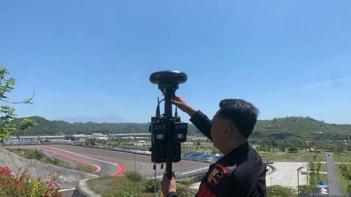 Tim Brimob Mabes Polri melakukan pencegahan drone di Sirkuit Mandalika pada hari pertama MotoGP fi Sirkuit Mandalika, Kabupaten Lombok Tengah, Nusa Tenggara Barat, Jumat, 3 Oktober 2025.