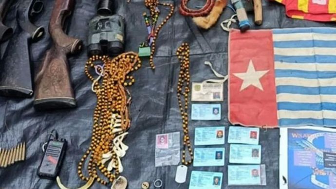 TNI menemukan dan mengamankan sejumlah barang bukti saat menguasai dan merebut Markas Besar Kodap VIII/Soanggama pimpinan Undius Kogoya di Kampung Soanggama, Distrik Homeyo, Kabupaten Intan Jaya, Papua Tengah, Rabu (15/10/2025). 