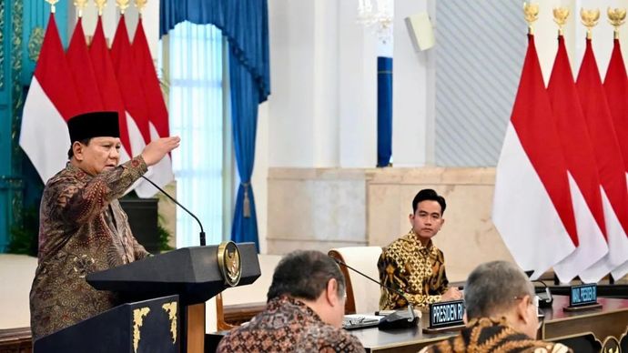 Presiden Prabowo Subianto memberikan pengantar Sidang Kabinet Paripurna pada satu tahun pemerintahan di Istana Negara, Jakarta, Senin (20/10/2025).