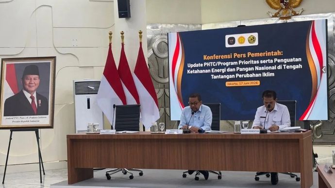 Kepala Badan Komunikasi Pemerintah RI M Qodari (kiri) dalam jumpa pers di Gedung Bakom RI, Jakarta, Rabu, 17 Juni 2026.