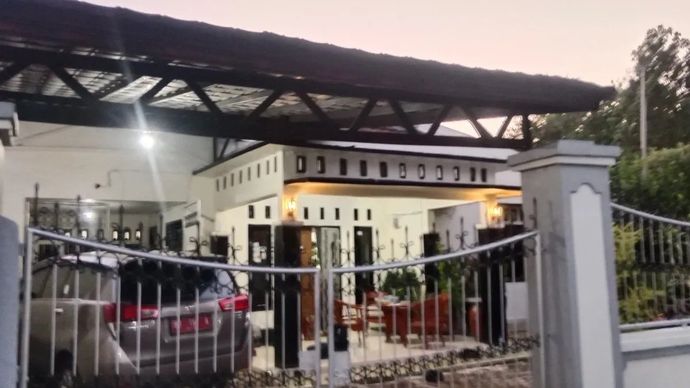 Rumah Sekretaris Dewan Perwakilan Rakyat Daerah (DPRD) Kota Bengkulu, Syofyan Tosoni yang berada di Kelurahan Penurunan Kecamatan Ratu Samban Kota Bengkulu saat dilakukan penggeledahan oleh penyidik KPK RI, Jumat (7/8/2026).