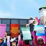 Aliansi Perempuan Indonesia Gelar Aksi Tolak Tindakan Represif di Depan Gedung DPR