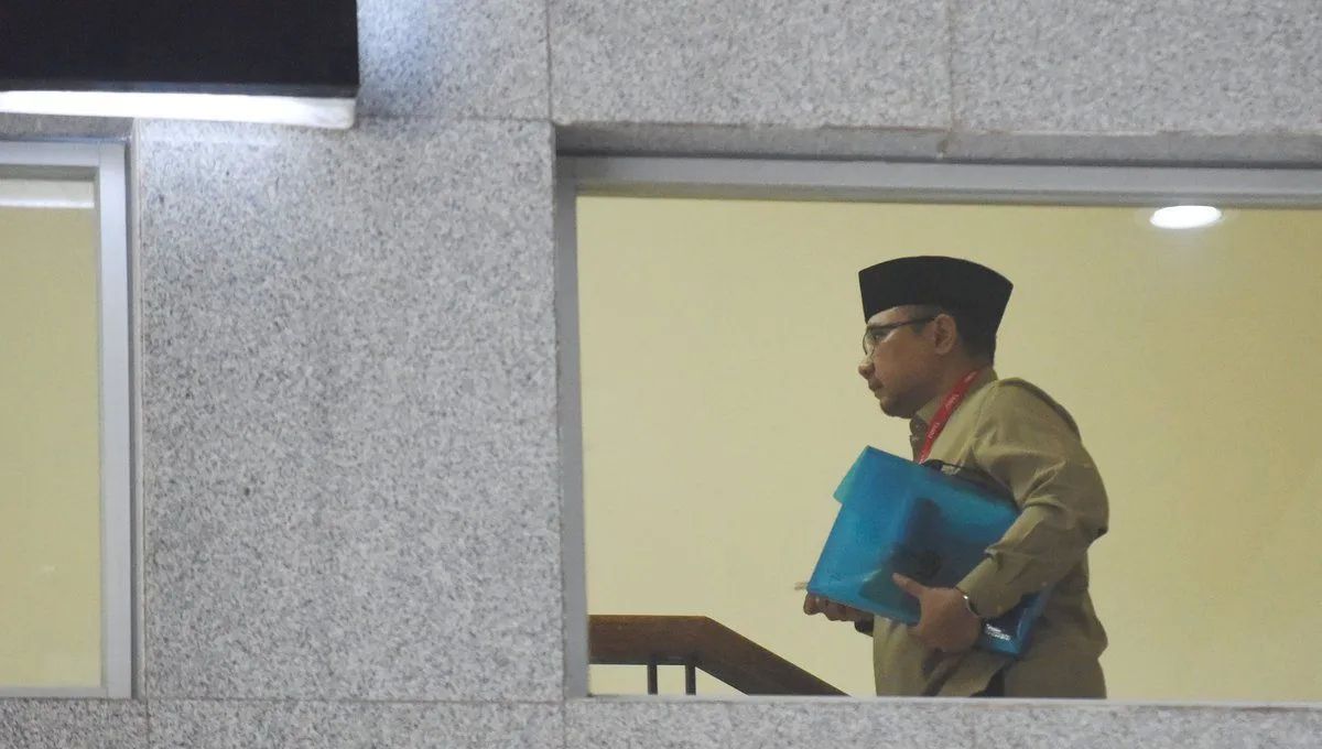 Mantan Menteri Agama Yaqut Cholil Qoumas berjalan ke ruang pemeriksaan di Gedung Merah Putih KPK, Jakarta, Kamis, 7 Agustus 2025. Yaqut Cholil Qoumas akan dimintai keterangan oleh KPK dalam penyelidikan kasus dugaan korupsi kuota haji khusus 2024. <b>(ANTARA)</b>