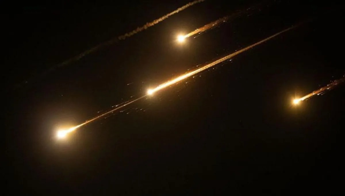 Rudal melintas di atas Yerusalem saat Iran menyerang Israel, Jumat (13/6/2025). (ANTARA/Xinhua/Chen Junqing) <b>(Antara)</b>