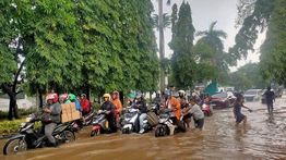 Kali Pesanggrahan Meluap, Kembangan Jakbar Banjir 50 Cm