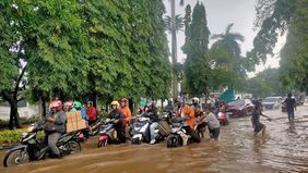 Sejumlah ruas jalan di Kelurahan Kembangan Selatan, Kecamatan Kembangan, Jakarta Barat, tergenang banjir akibat luapan Kali Pesanggrahan pada Selasa, 3 Maret 2025.