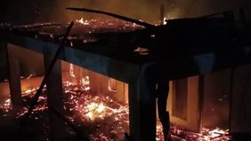 Kebakaran melanda sebuah pondok pesantren di Desa Margaluyu, Kecamatan Tanggeung, Kabupaten Cianjur, Jawa Barat, pada Senin 8 September 2025. Kantor Pemadam Kebakaran Kabupaten Cianjur menurunkan dua unit mobil damkar.