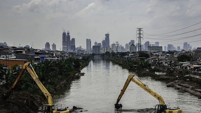 Arsip foto - Petugas Dinas Sumber Daya Air melakukan pengerukan untuk mengurangi pendangkalan di aliran Banjir Kanal Barat, Jakarta, Senin (12/10/2020).