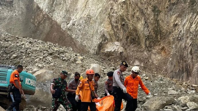 Petugas mengevakuasi jasad korban yang sempat tertimbun material longsor di Gunung Kuda Cirebon, Jawa Barat.