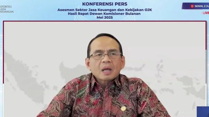 Kepala Eksekutif Pengawas Lembaga Pembiayaan, Perusahaan Modal Ventura, Lembaga Keuangan Mikro dan Lembaga Jasa Keuangan Lainnya OJK Agusman menghadiri Rapat Dewan Komisioner Bulanan OJK Mei 2025 di Jakarta.