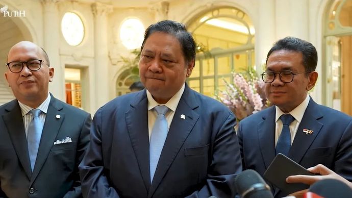 Menteri Koordinator Bidang Perekonomian Airlangga Hartarto saat memberikan keterangan pers di Brussel, Belgia, Sabtu, 12 Juli 2025.