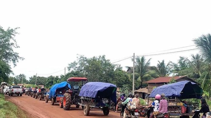 Warga mengungsi dari wilayah perbatasan Thailand-Kamboja di Provinsi Oddar Meanchey, Kamboja, Kamis, 24 Juli 2025.