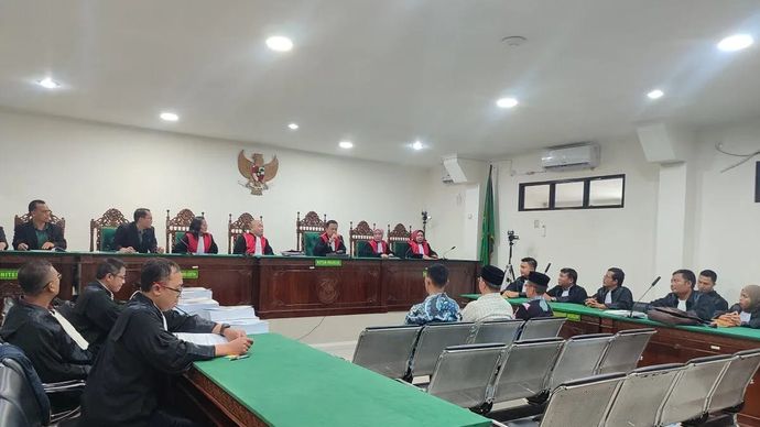 Tiga terdakwa kasus gratifikasi dan pemeriksaan jelang Pilkada 2024 yaitu mantan Gubernur Bengkulu Rohidin Mersyah, mantan Sekretaris Daerah Provinsi Bengkulu Isnan Fajri dan mantan ajudan gubernur Evriansyah alias Anca saat mendengarkan JPU KPK membacakan tuntutan di PN Tipikor Bengkulu, Rabu 30 Juli 2025. ANTARA/Anggi Mayasari