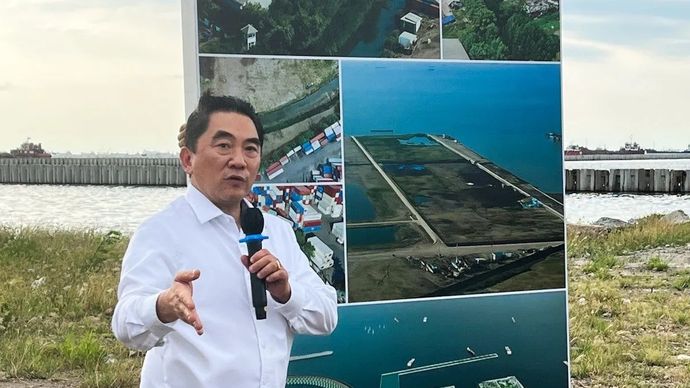 Direktur Utama PT Karya Citra Nusantara (KCN) Widodo Setiadi dalam Klarifikasi Tanggul Beton di perairan Cilincing, Marunda, Jakarta Utara.