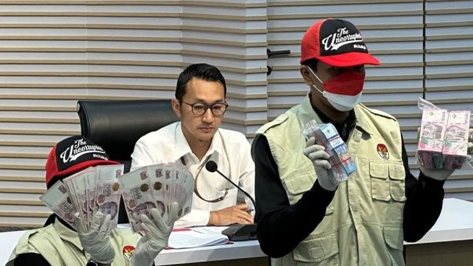 Juru Bicara Komisi Pemberantasan Korupsi Budi Prasetyo saat menunjukkan barang bukti kasus dugaan suap terkait pemeriksaan pajak di lingkungan Kantor Pelayanan Pajak Madya Jakarta Utara pada Direktorat Jenderal Pajak Kementerian Keuangan periode 2021-2026.