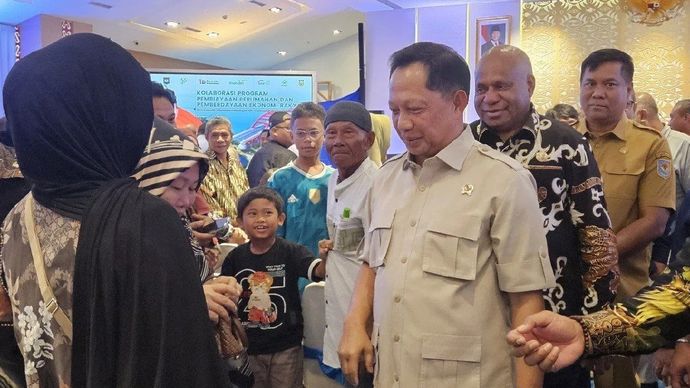 enteri Dalam Negeri Tito Karnavian saat berbincang-bincang dengan masyarakat bertempat Aula Kantor Gubernur Papua, Kota Jayapura, Senin, 22 Juni 2926.