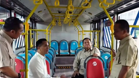 Presiden Prabowo Subianto meninjau langsung bus listrik Transjakarta yang dirakit di pabrik kendaraan komersial berbasis listrik milik PT VKTR Teknologi Mobilitas di Magelang, Jawa Tengah, Kamis, 9 Mei 2026.
