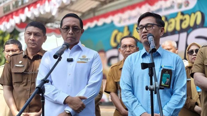 Kepala Kantor Komunikasi Kepresidenan (PCO) Hasan Nasbi (kiri) didampingi Kepala Badan Kebijakan Pembangunan Kesehatan Kemenkes RI Prof. Asnawi Abdullah (kanan) saat menyampaikan keterangan terkait Cek Kesehatan Gratis (CKG) Sekolah di SMAN 6 Tangerang Selatan, Senin, 4 Agustus 2025.