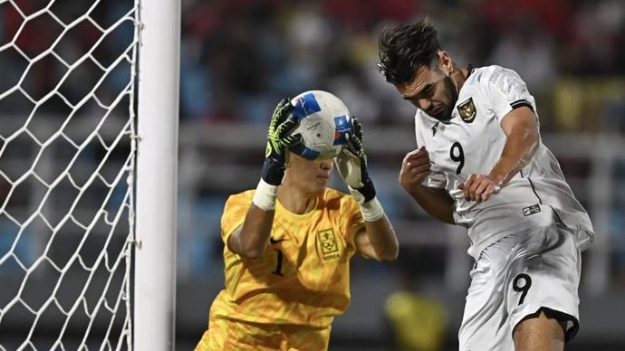 Pesepak bola Timnas Indonesia U-23 Jens Raven (kanan) gagal menyundul bola yang ditangkap oleh penjaga gawang Timnas Korea Selatan U-23 Moon Hyunho (kiri) dalam kualifikasi Grup J Piala Asia U-23 2026 di Stadion Gelora Delta Sidoarjo, Jawa Timur, Selasa, 9 September 2025. Indonesia dikalahkan Korea Selatan dengan skor akhir 0-1.