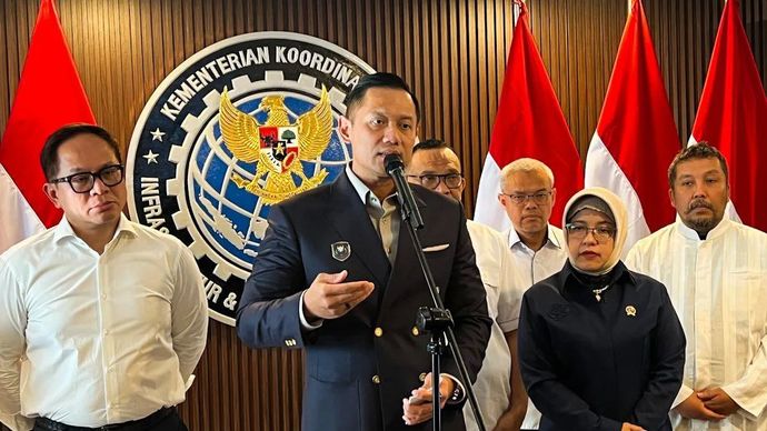 Menteri Koordinator Bidang Infrastruktur dan Pembangunan Kewilayahan Agus Harimurti Yudhoyono (AHY) memberi keterangan kepada awak media seusai memimpin Rapat Koordinasi Tingkat Menteri terkait Implementasi Rencana Aksi Nasional Penanganan Kendaraan 
