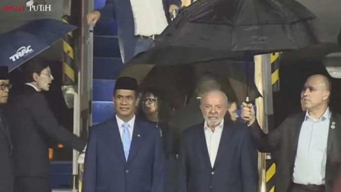 Tangkapan layar - Presiden Brazil Luiz In&aacute;cio Lula da Silva (tengah) disambut Menteri Pertanian Andi Amran Sulaiman (kiri) saat tiba di Pangkalan Udara Halim Perdanakusuma, Jakarta Rabu (22/10/2025) malam.