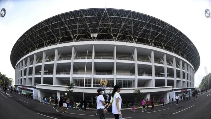 Arsip foto - Sejumlah warga berolahraga di bagian luar Stadion Utama, Kompleks Gelora Bung Karno (GBK), Jakarta, Minggu (22/11/2020).
