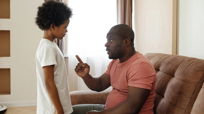 Ilustrasi - Orang tua menasihati anak. ANTARA/Pexels/August de Richelieu/am.