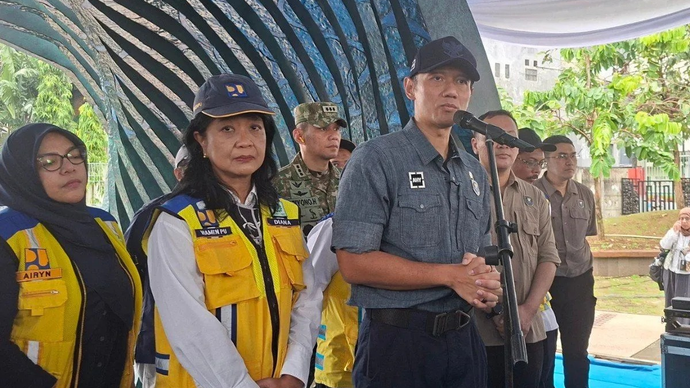 Menteri Koordinator Bidang Infrastruktur dan Pembangunan Kewilayahan (Menko IPK) Agus Harimurti Yudhoyono (AHY) dan Wakil Menteri Pekerjaan Umum (Wamen PU) Diana Kusumastuti menyampaikan keterangan kepada awak media di Jakarta, Kamis 7 Mei 2026. AHY mendorong percepatan normalisasi Sungai Ciliwung dalam rangka pengendalian banjir. (ANTARA/Aji Cakti)