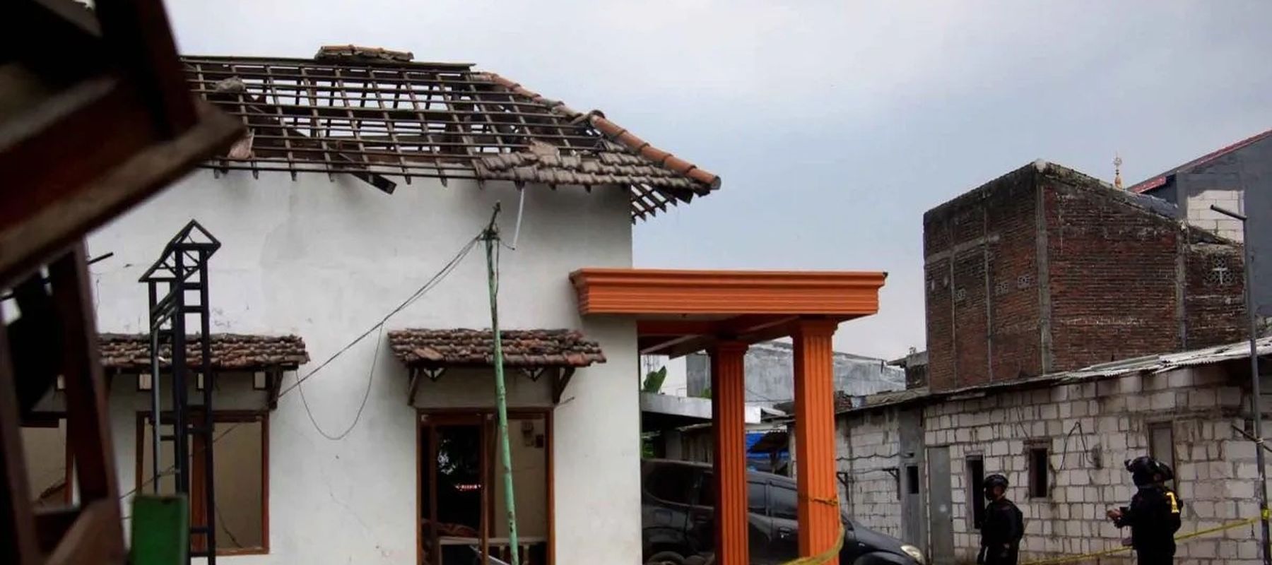 Tim Gegana Polda Jatim melakukan penyisiran di rumah lokasi ledakan milik anggota polisi di Desa Sumolawang, Kecamatan Puri, Kabupaten Mojokerto, Jawa Timur, Senin, 13 Januari 2025..