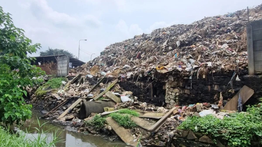 Tembok TPS Pasar Induk Kramat Jati Roboh, Warga Keluhkan Sampah Menggunung dan Bau Menyengat