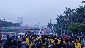 Massa mahasiswa dari berbagai kampus di Jakarta membubarkan diri dengan tertib setelah menggelar demonstrasi selama lebih dari tiga jam di depan Gedung DPR/MPR, Jakarta Pusat, pada Selasa, 9 September 2025 sore sekitar pukul 17.45 WIB.