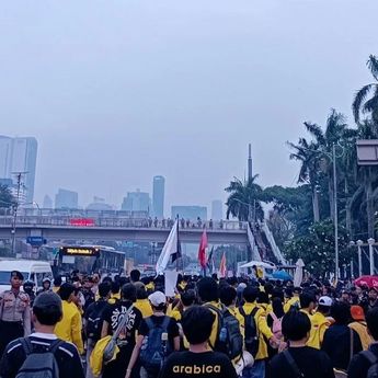 Massa Mahasiswa Bubarkan Diri Usai Aksi Damai di Depan Gedung DPR