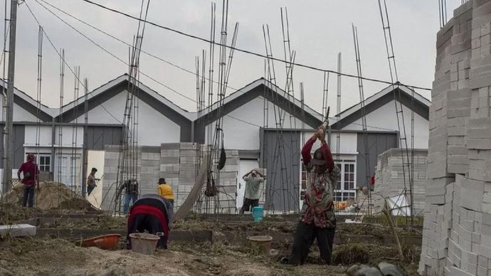 Pekerja menyelesaikan pembangunan rumah subsidi di salah satu perumahan di Kota Serang, Banten, Sabtu (14/9/2024). Pajak pertambahan nilai (PPN) atas kegiatan membangun sendiri (KMS) akan mengalami kenaikan tarif menjadi 2,4 persen dari sebelumnya se