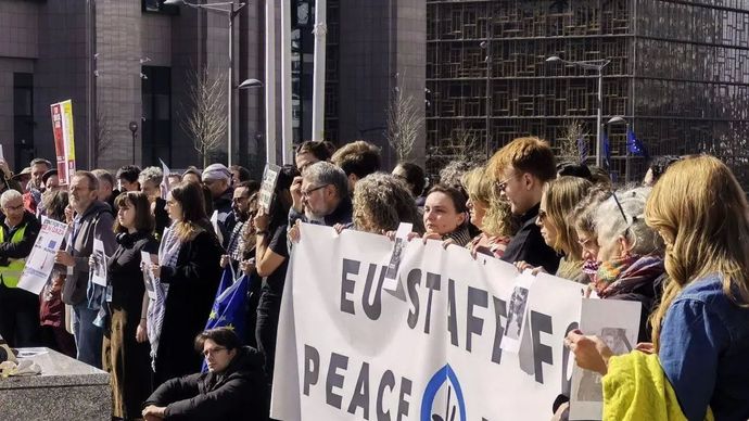 Arsip Foto - Sekelompok staf Uni Eropa berkumpul untuk protes diam menuntut perdamaian dan keadilan di Gaza di depan gedung Berlaymont di Brussels, Belgia, Kamis, 27 Agustus 2025.