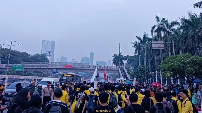 Ratusan pengunjuk rasa membubarkan diri setelah menggelar unjuk rasa di depan Gedung DPR Jakarta, Selasa, 9 September 2025.