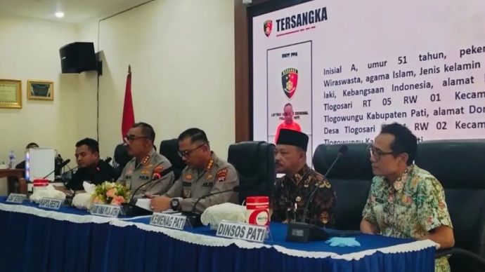 Kepala Kantor Kementerian Agama Pati Ahmad Syaiku (dua dari kanan) saat mengikuti konferensi pers penangkapan tersangka AS, pengasuh Ponpes Ndolo Kusumo Tlogowungu di Mako Polresta Pati, Jawa Tengah, Kamis, 7 Mei 2026.