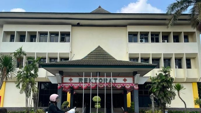 Suasana gedung Rektorat Universitas Jenderal Soedirman (Unsoed) Purwokerto, Kabupaten Banyumas, Jawa Tengah, Jumat (21/8/2026), tampak lengang pasca-operasi tangkap tangan yang dilakukan KPK terhadap sejumlah pejabat rektorat perguruan tinggi negeri itu pada Kamis, 28 Agustus 2026.