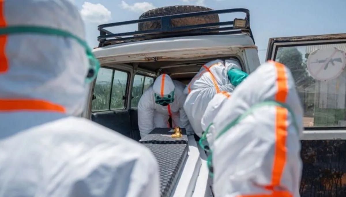 Ilustrasi - Tenaga medis mengenakan pakaian pelindung saat menangani wabah virus ebola di Republik Demokratik Kongo <b>(Antara)</b>