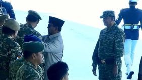 Presiden Prabowo Subianto sempat merapikan baret yang dikenakan Menteri Koordinator Bidang Pemberdayaan Masyarakat, Muhaimin Iskandar, serta Ketua DPD, Sultan Bachtiar Najamudin, saat menyapa sejumlah pejabat negara sebelum memulai Upacara Gelar Pasu