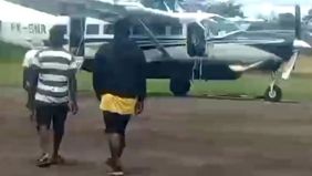 Kepala Operasi Satgas Damai Cartenz, Brigjen Pol Faizal Rahmadani, mengonfirmasi bahwa dua awak pesawat Smart Air meninggal dunia setelah ditembak kelompok kriminal bersenjata (KKB) sesaat setelah mendarat di Lapangan Terbang Karowai, Papua.