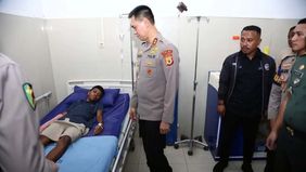 Kepala Polda Maluku Inspektur Jenderal Polisi Dadang Hartanto mengunjungi korban dugaan kekerasan yang melibatkan personel Brimob di Kota Tual. 