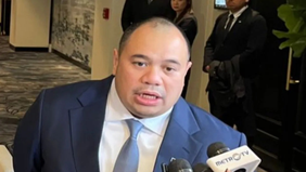 Chief Investment Officer (CIO) Danantara Indonesia, Pandu Sjahrir, menegaskan bahwa pihaknya tetap aktif melakukan investasi di pasar saham domestik.