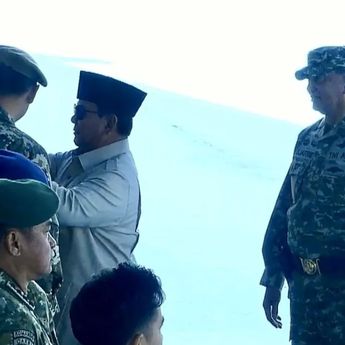 Prabowo Rapikan Baret Muhaimin dan Sultan Bachtiar Sebelum Upacara