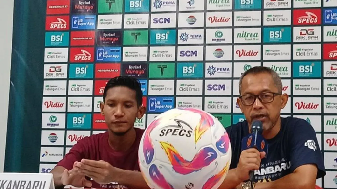 Pelatih PSPS Pekanbaru, Aji Santoso saat menyampaikan keterangan pers usai pertandingan melawan Persiraja Banda Aceh pada babak delapan besar Liga 2 Indonesia, di Banda Aceh, Senin malam (20/1/2025)  <b>(Antara)</b>