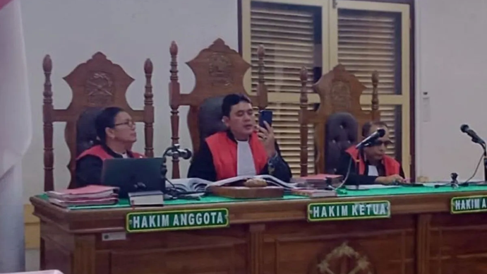 Hakim Ketua Frans Effendi Manurung (tengah) ketika membacakan putusan dihadiri terdakwa Reza Ananda secara daring, di ruang sidang Cakra III, Pengadilan Negeri Medan, Kamis (23/1/2025). 