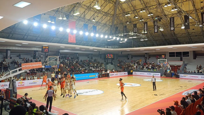 Pertandingan antara Pelita Jaya Jakarta melawan Pacific Caesar Surabaya dalam lanjutan laga pekan ketujuh Indonesian Basketball League (IBL) 2025, di GOR Mahasiswa Soemantri Brodjonegoro (GMSB), Kuningan, Jakarta, Kamis (6/3/2025).