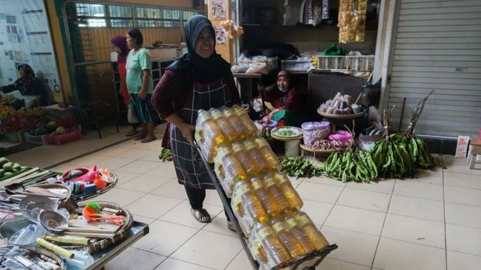 Ilustrasi - Pedagang mengangkut minyak goreng Minyakita di Pasar Beringharjo, Yogyakarta.